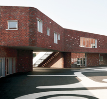 Visualisez un exemple de parement en brique terre cuite utilisé pour les façades d'un établissement recevant du public.